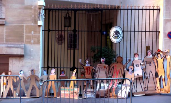 ayotzinapa instalacion en paris