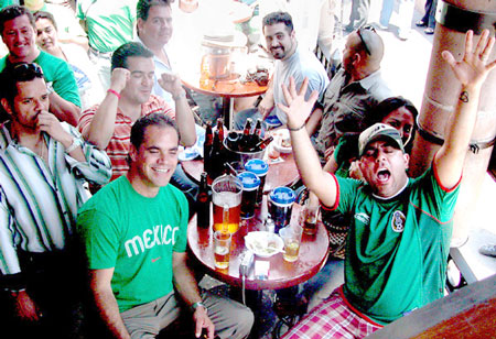 mexicanos bebedores de cerveza