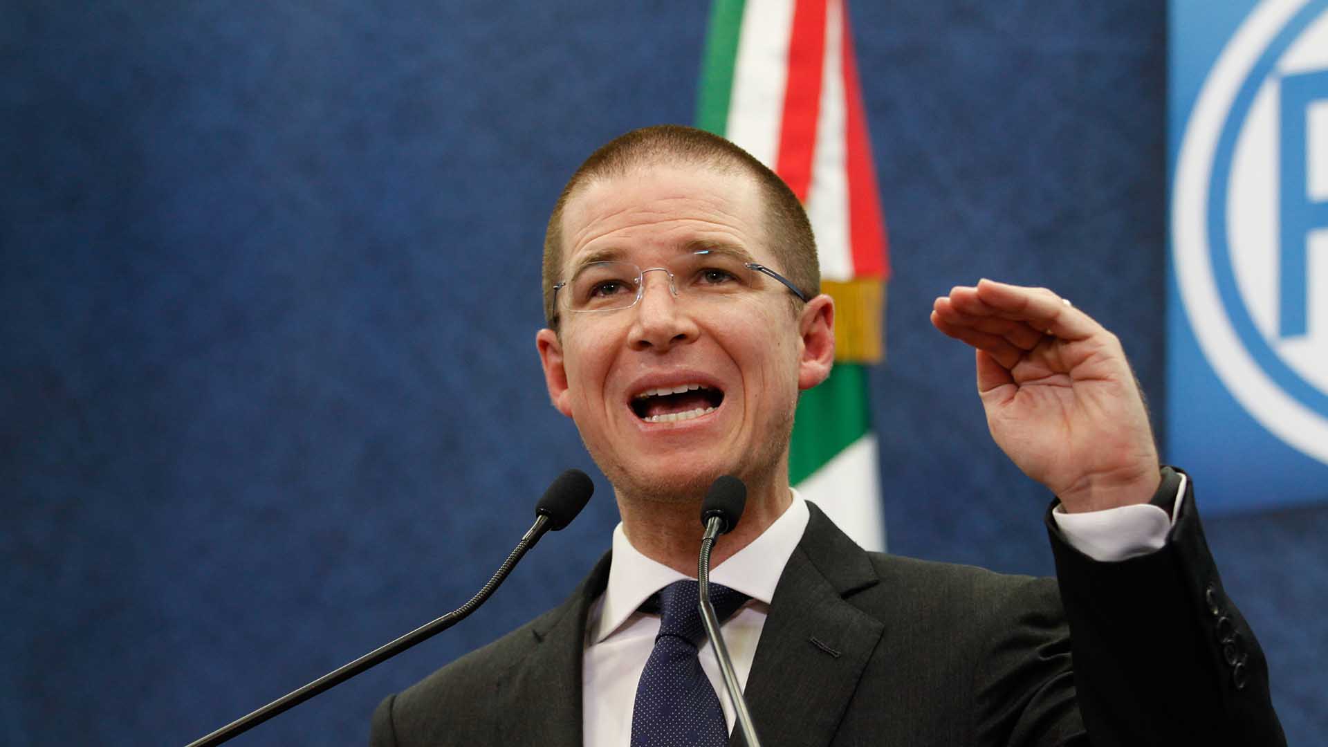 MÉXICO, D.F., 16DICIEMBRE2014.- Ricardo Anaya, líder nacional del PAN, confirmó que la Comisión Permanente del partido aprobó que el PAN vaya en coalición con el PRD y el PT para las elecciones locales de Campeche, donde se elegirá gobernador; y con el PRD en Jalisco, donde habrá alianza para 33 ayuntamientos. El líder del PAN indicó que su partido continuará su lucha para que se apruebe en el país un Sistema Nacional Anticorrupción, con un fiscal autónomo, que no sea designado por el presidente de la República. FOTO: MOISÉS PABLO /CUARTOSCURO.COM