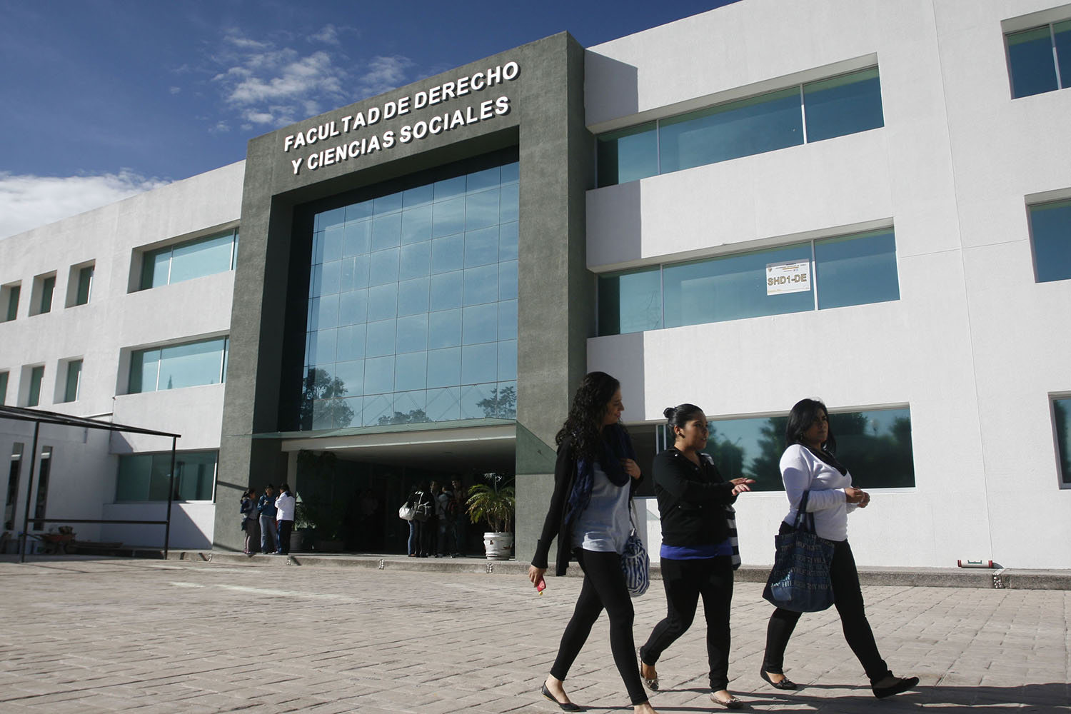 PUEBLA, Pue. 12 Agosto 2013.- Estudiantes de nuevo ingreso, asisitieron a sus clases la mañana de hoy en las instalaciones de la Benemérita Universidad Autónoma de Puebla, luego de concluir el perió de vacacional y de admisión. //Javier Palacios/Agencia Enfoque//