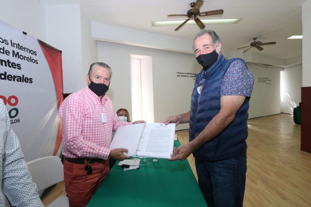 Gabriel Haddad registrándose como precandidato para el Congreso Federal.