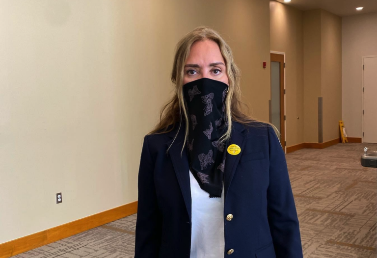 Angélica Fuentes portando cubrebocas