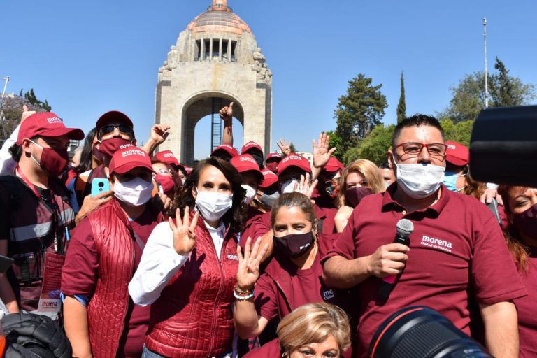 Dolores Padierna acompañada de simpatizantes en Monumento a la Revolución
