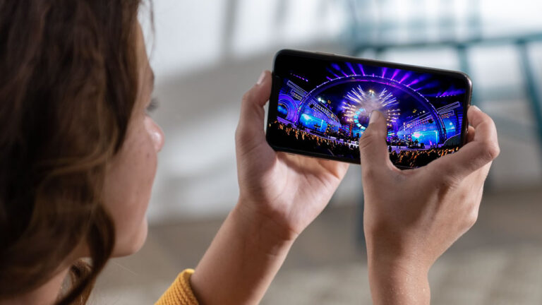 Mujer jugando videojuegos a través de su celular