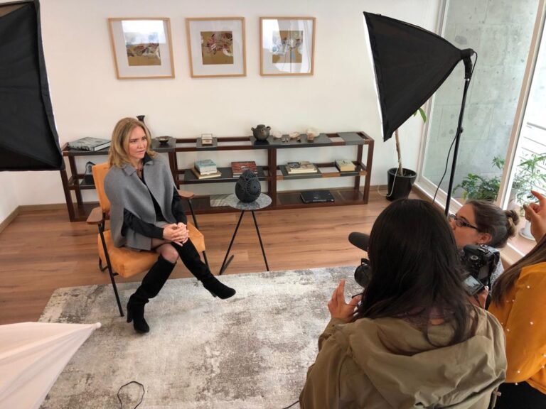 Angélica Fuentes entrevistada en televisión