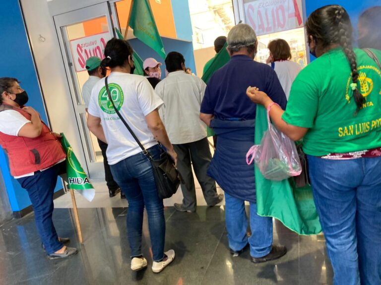 Integrantes de la UNTA haciendo destrozos en Wal-mart