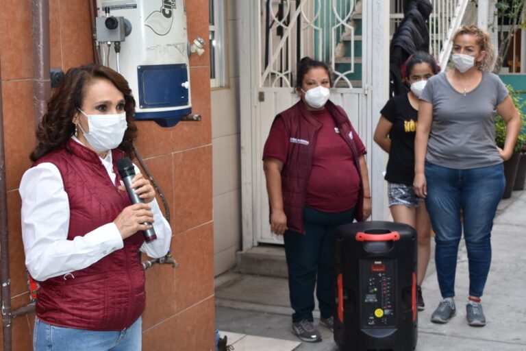 Dolores Padierna con cubrebocas dialogando con vecinos