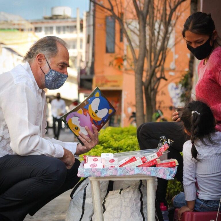 Gabriel Haddad hablando con artesanos