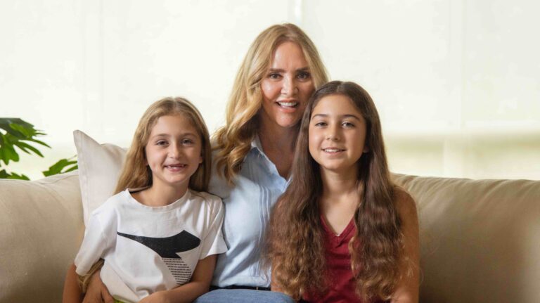 Angélica Fuentes y sus hijas