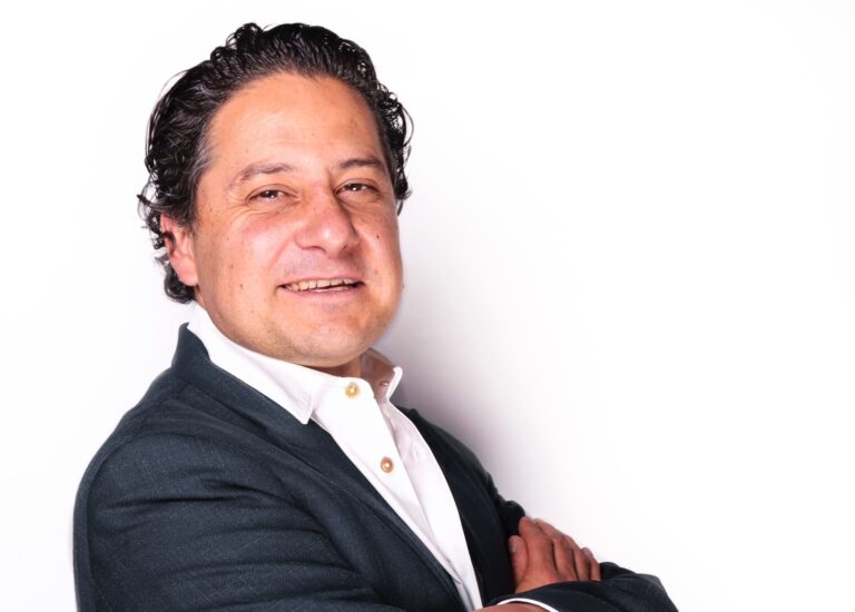 Se ilustra el rostro del empresario Luis Doporto