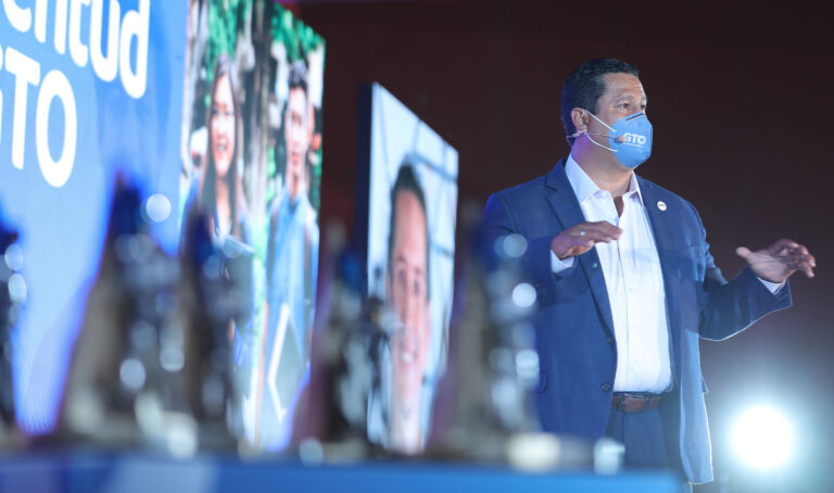 Entregan Premio Estatal Juventudes GTO