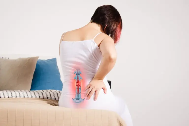 Mujer con dolor de hernia discal