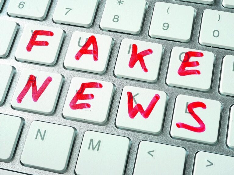 Teclado de computadora que dice Fake News