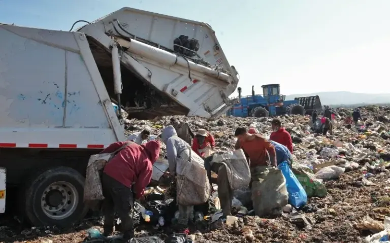 Pepenadores del relleno sanitario en Los Laureles, Guadalajara sin relación laboral con Caabsa Eagle.