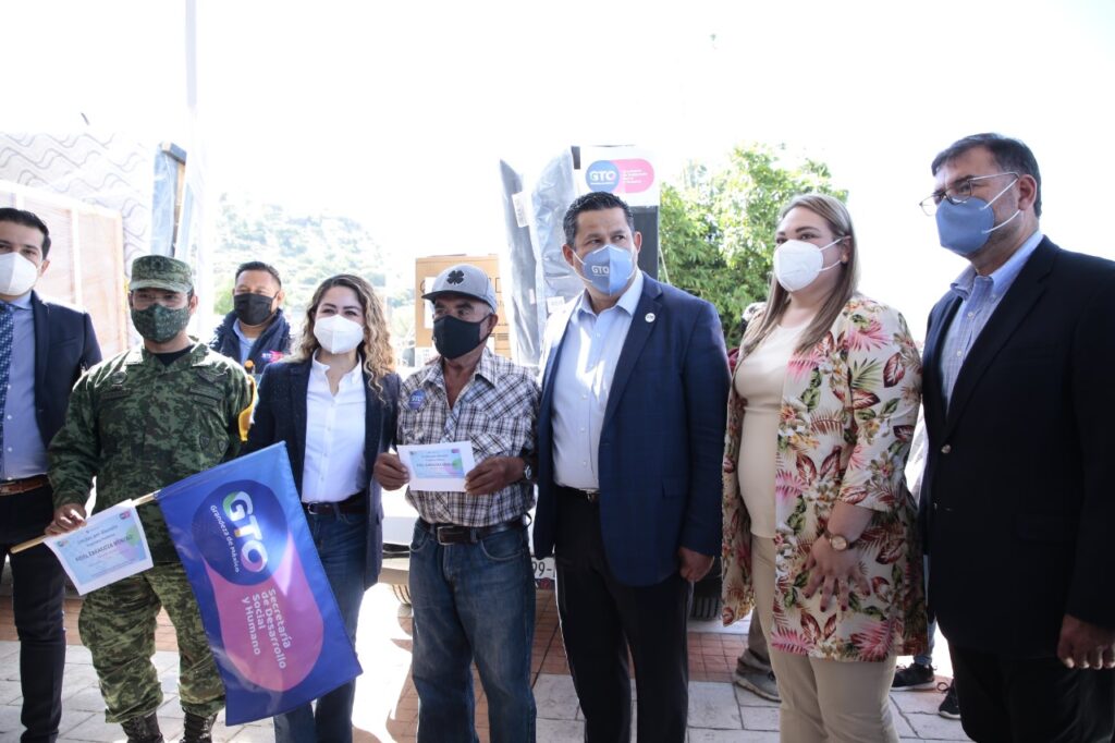 Gobierno de Guanajuato entrega apoyos por inundaciones