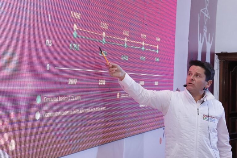 cuauhtemoc-ochoa-explicando-reforma-electrica