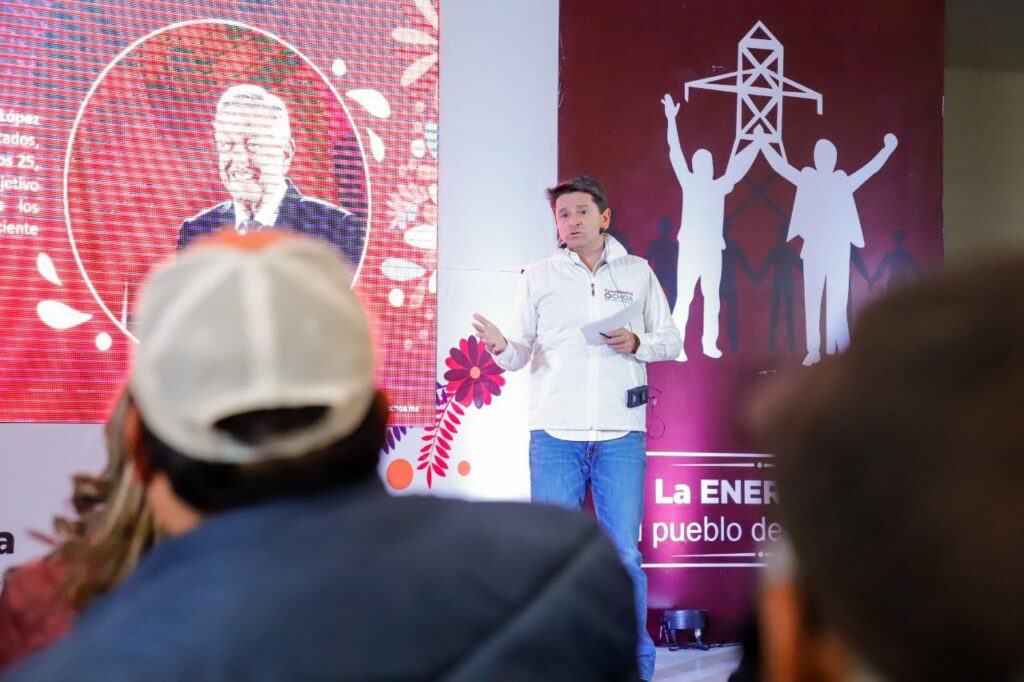 El diputado federal, Cuauhtemoc Ochoa explica reforma eléctrica