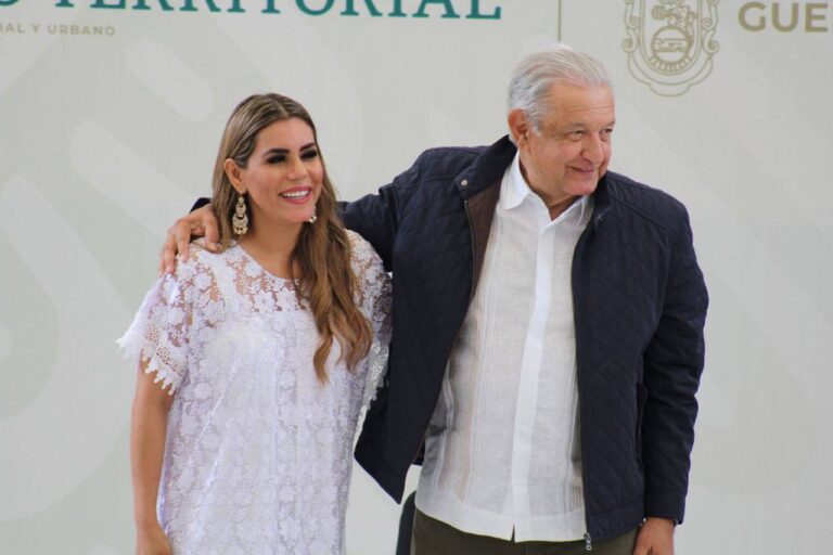 La gobernadora de Guerrero, Evelyn Salgado acompañada por AMLO