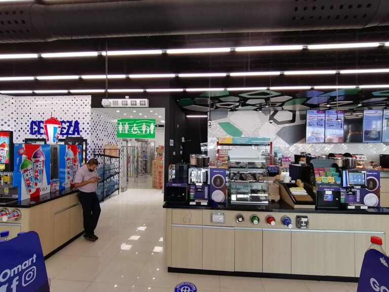 Interior de una tienda de conveniencia con atributos adicionales que expone Ricardo Antonio Vega