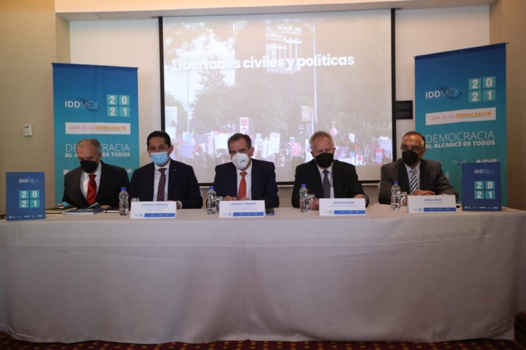 El presidente del INE, Lorenzo Córdova dice que hay atraso democrático.