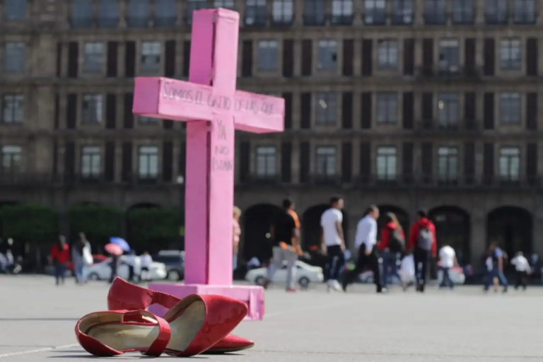 Antimonumento utilizado para simbolizar las protestas por feminicidios instalada en el Zócalo.