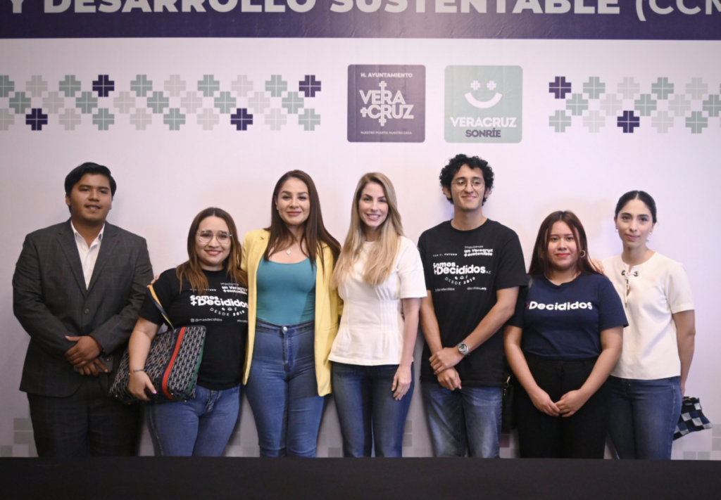 Patricia Lobeira Rodríguez con los integrantes del Consejo.