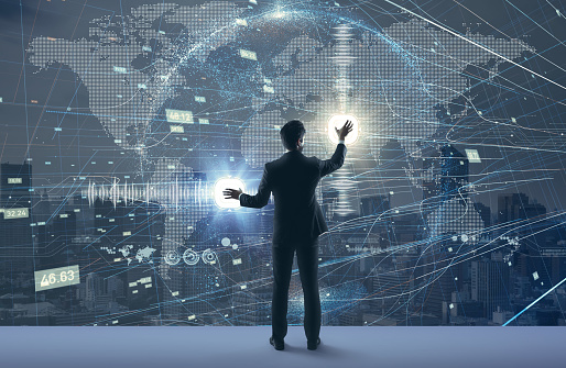 Concepto de finanzas mundial. Usuario utilizando un ecosistema futurista para mostrar lo que señala Javier Reyes de la Campa en el artículo sobre el futuro inmediato de los servicios financieros