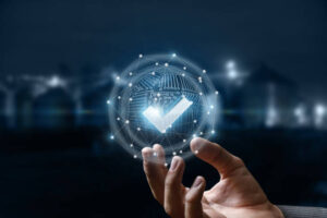 Mano de hombre de negocios mostrando marca de verificación sobre fondo borroso de ciudad para artículo LINDA, la plataforma que guiará a empresas hacia el valor de sus datos