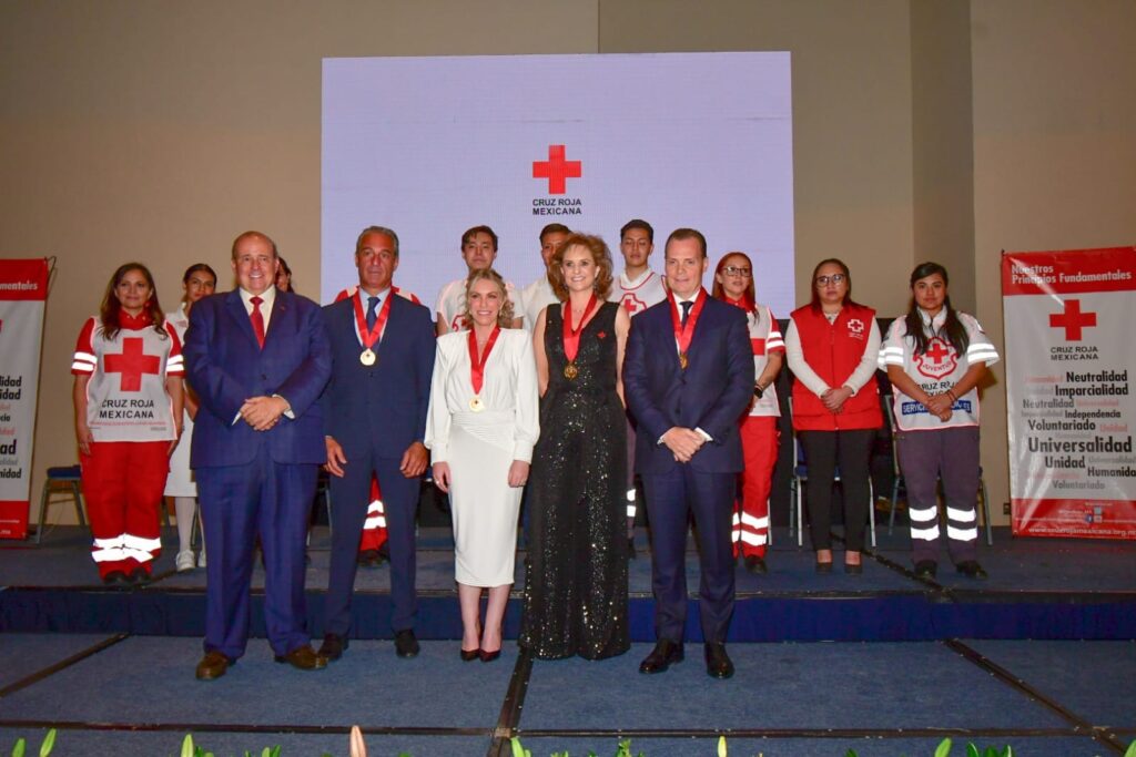 Olegario Vázquez Aldir es reconocido por la Cruz Roja Mexicana por su labor humanitaria