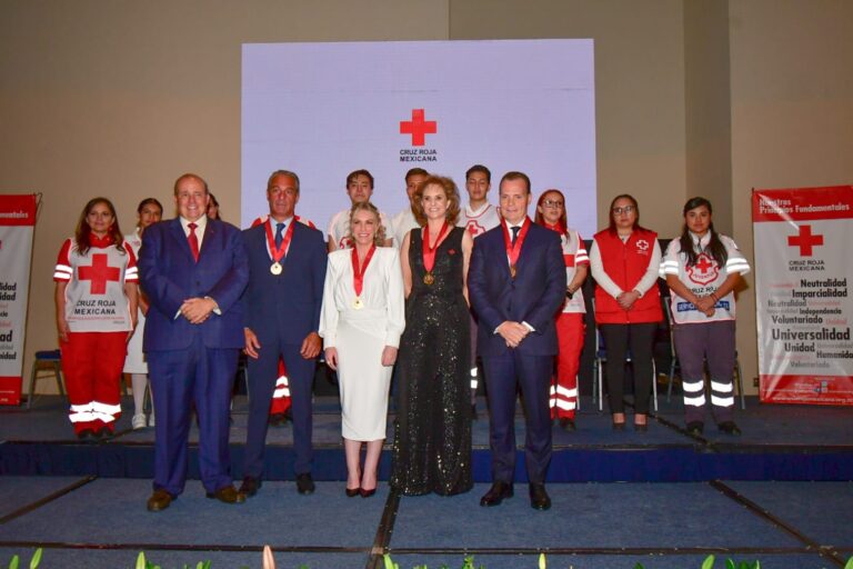 Olegario Vázquez Aldir es reconocido por la Cruz Roja Mexicana por su labor humanitaria