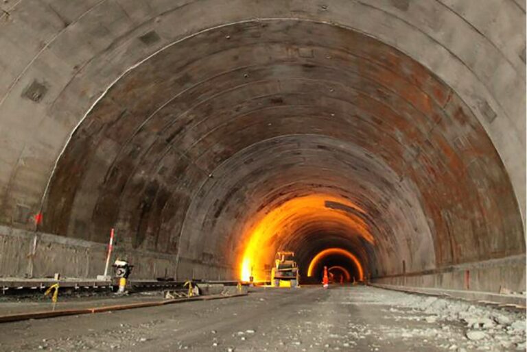 Túnel rehabilitado por Urbanos, grupo empresarial liderado por Elias Chayo.