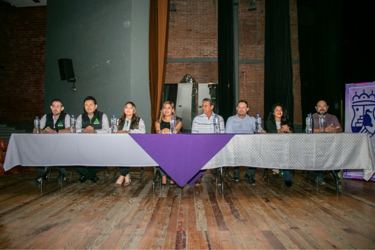 Ajemex realiza donación máquinas compactadoras de plástico en México