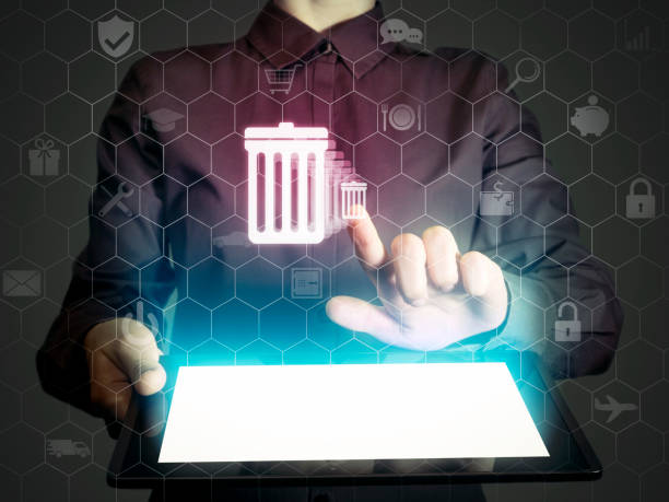 Imagen de una chica con una tableta en las manos. Presiona el icono de la papelera. El concepto de borrar archivos, contactos, poner en orden, se utiliza para artículo Creadores de LINDA explican importancia del Data Cleansin en las empresas