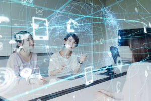 Imagen de un grupo de mujeres trabajando y usando IA y IoT utilizada para ejemplificar sección en el artículo LINDA clara opción para enfrentar escasez de talento