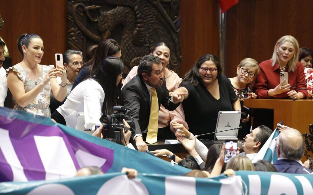 Senado rechaza a Ricardo Salgado en INAI; toman tribuna