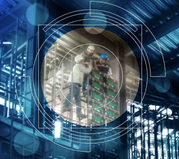 Trabajadores de Seguritech Privada, realizando labores de mantenimiento en estructuras críticas.