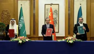 Fotografía del momento de la firma del acuerdo entre Arabia Saudita e Irán con China de testigo y mediador para ilustrar una sección del artículo China fortalece posición económica a través del acuerdo entre Irán y Arabia Saudita: Javier Reyes de la Campa