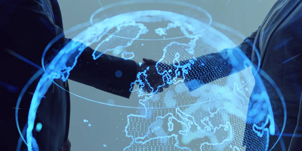 imagen conceptual de dos personas dandose la mano de fondo con silueta de un mundo al frente para ilustrar artículo China fortalece posición económica a través del acuerdo entre Irán y Arabia Saudita: Javier Reyes de la Campa