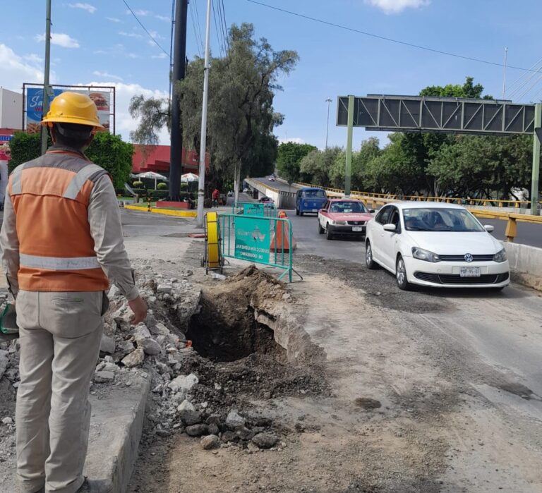 SACMEX atiende fuga en lateral del Circuito Interior, alcaldía Venustiano Carranza