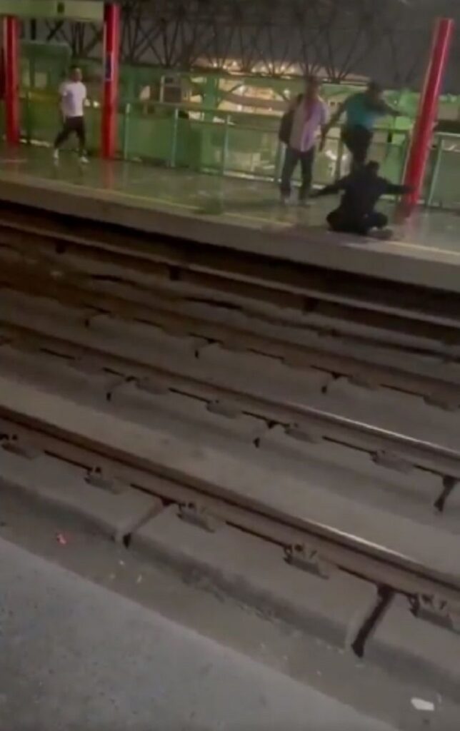 Tras golpiza lanzan a hombre a vías del Metro