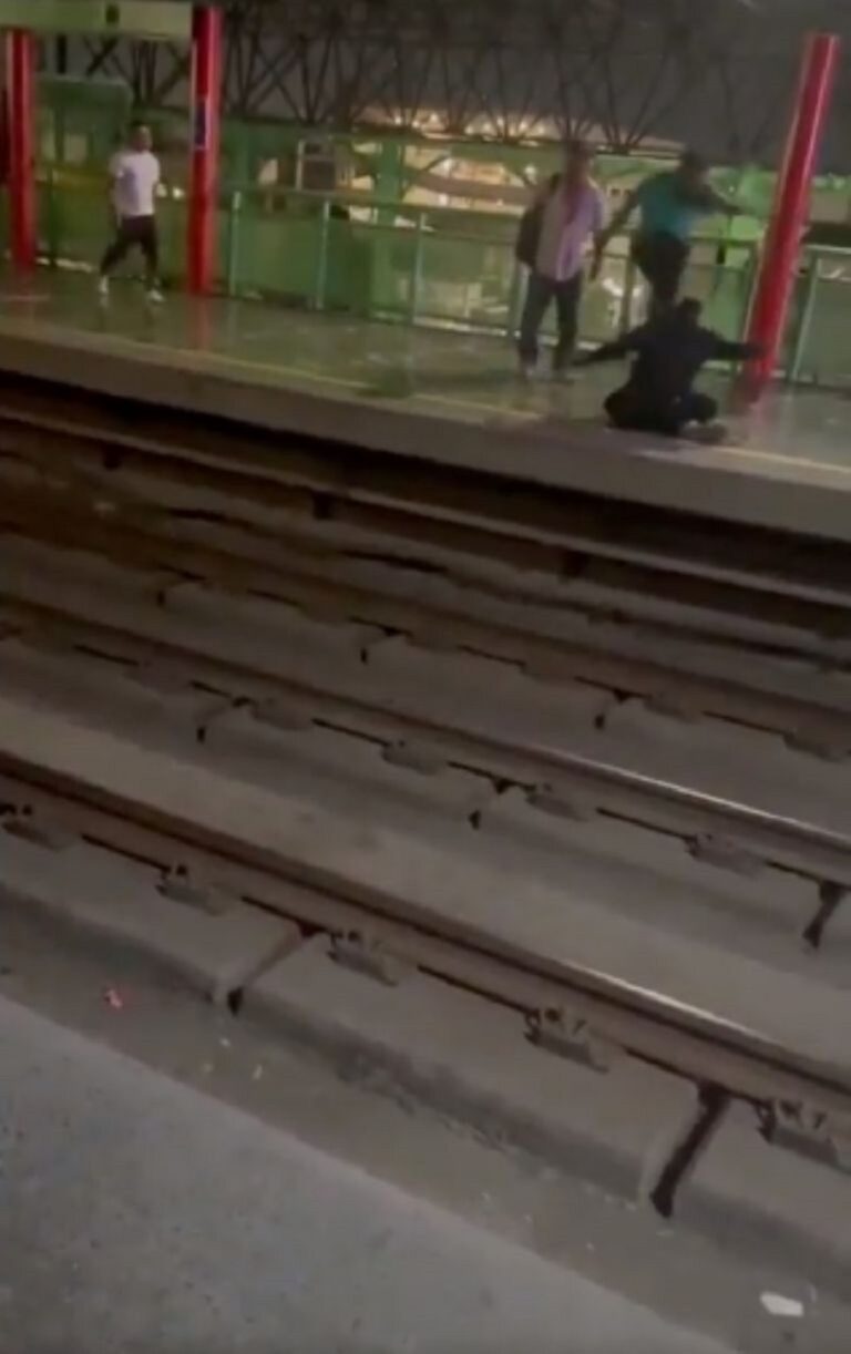 Tras golpiza lanzan a hombre a vías del Metro