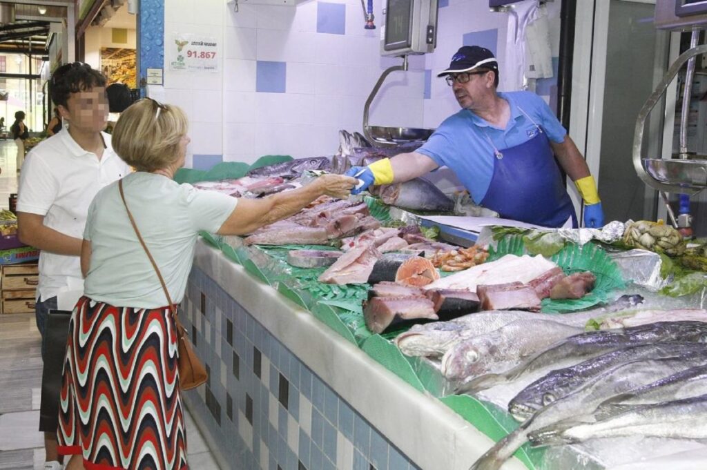 Mercados adoptan medidas para proteger a productos del calor