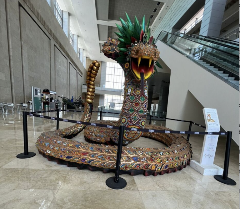 Luego de que una pieza de arte huichol de poco más de dos metros de altura expuesta en el Centro Banamex fuera vandalizada por tres jóvenes estudiantes del Colegio Irlandés, trascendió que el recinto buscará que Patricio Madrazo padre de uno de los responsables repare el daño y cubra una indemnización. 