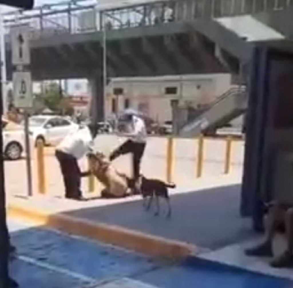 Guardias de seguridad golpean a indigente en Nuevo León