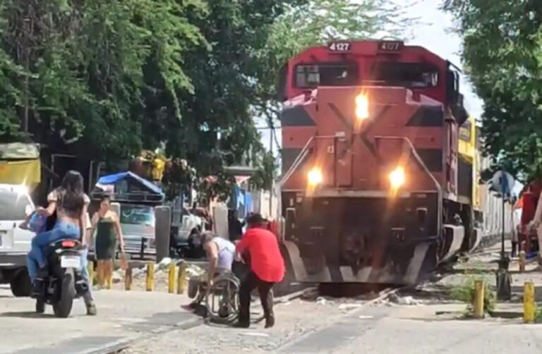 ¡Por Dios! Persona en silla de ruedas quiso ganarle al tren