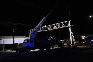 El arco carretero es una estructura metálica que se instala estratégicamente sobre carreteras o vialidades principales