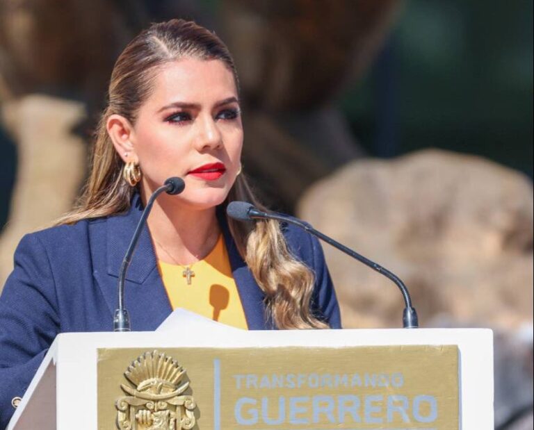 Evelyn Salgado Pineda, fotografía en ceremonia cívica mensual