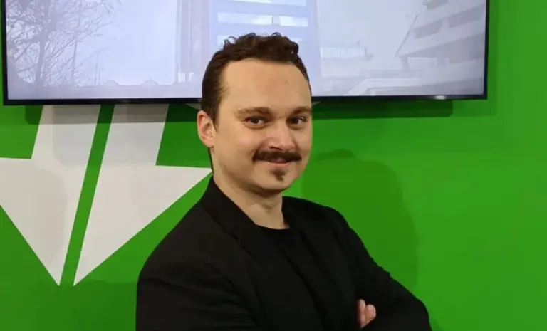 Italiano se implantó 5 microchips para hacer pagos sin tarjeta