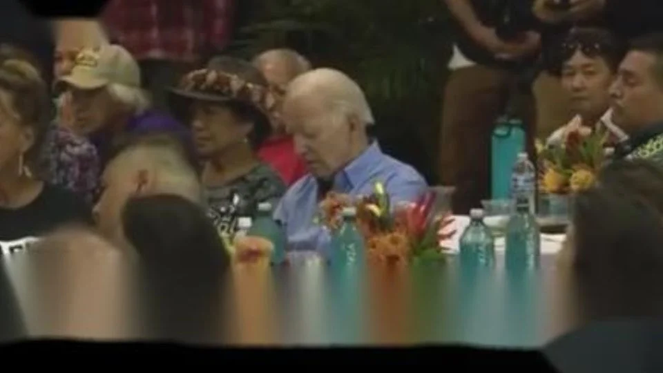 Captan a Joe Biden dormido en evento de Hawái