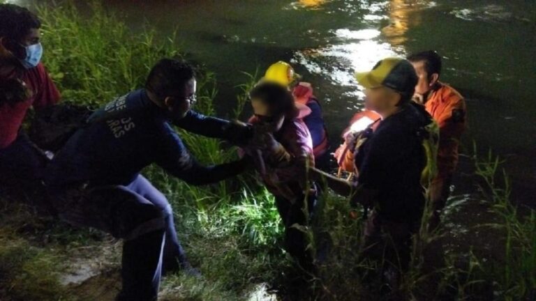 Rescatan a mujer y a su bebé de islote en Río Bravo